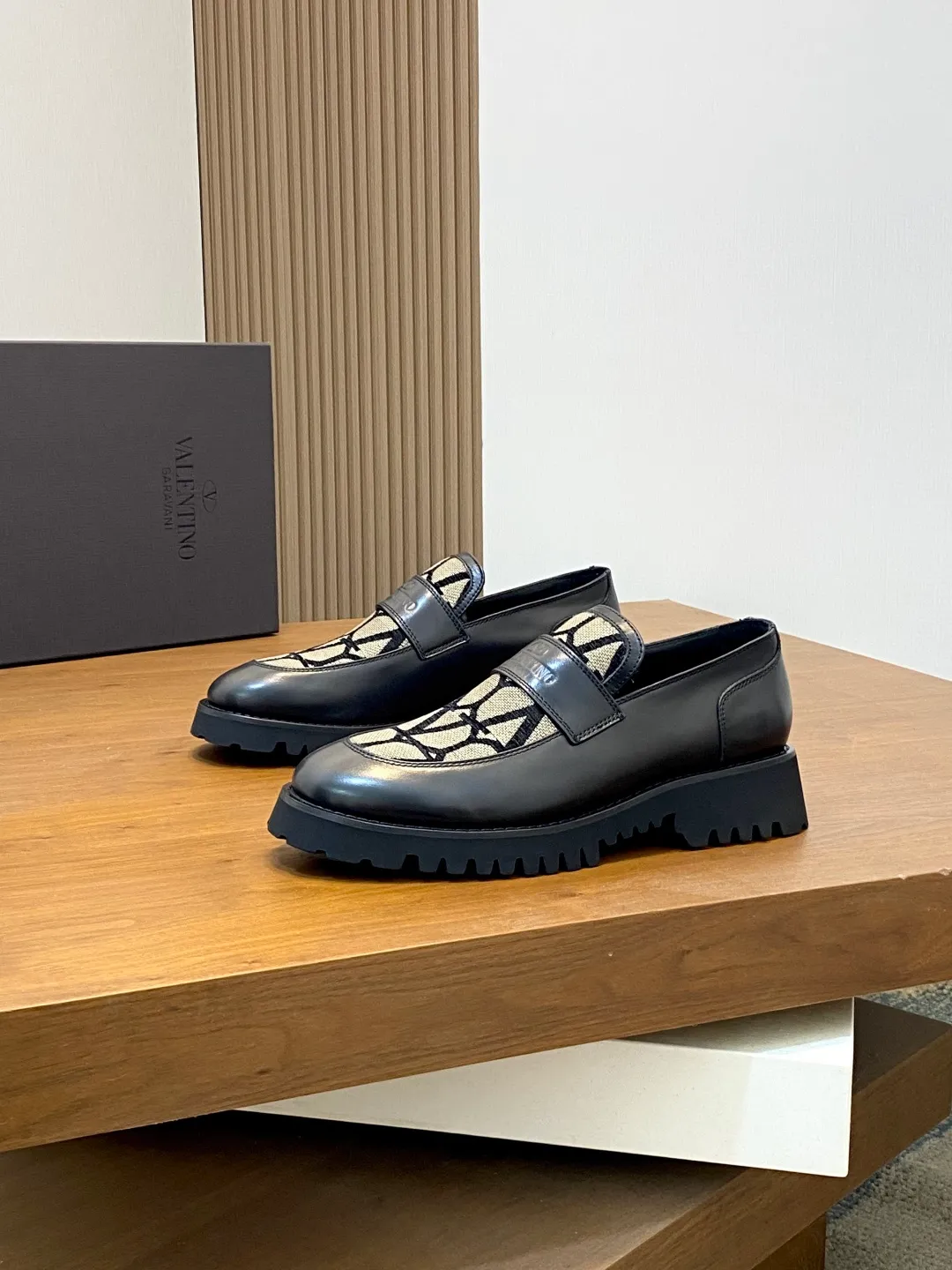 Men's shoes 💰740 VALENTINO Valentino's new men's fashionable casual leather shoes. These leather shoes are made of imported cowhide leather uppers, dyed calfskin lining and calfskin insoles. The upper foot is soft, comfortable and breathable. Comes with complete packaging in the original box! Visible details and quality. Size: 39-44 (customized at 38.45.46)